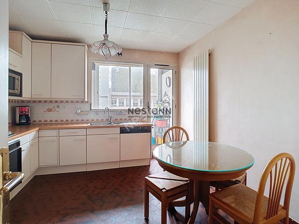 A VENDRE- 3 CHAMBRES POSSIBLES pour cet appartement Grenoble 4 pièce(s) 82.55 m2 Lumineux en étage Idéal famille et proche des transport.