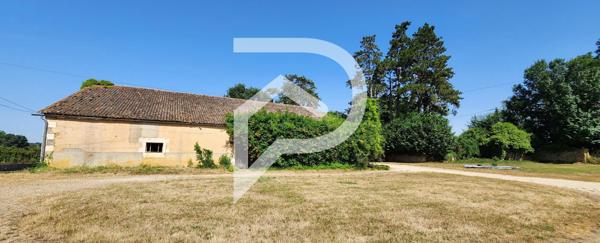 VIVONNE - CORPS DE FERME RENOVE - DEPENDANCE - TERRAIN