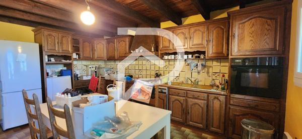 VIVONNE - CORPS DE FERME RENOVE - DEPENDANCE - TERRAIN