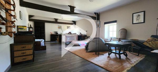 VIVONNE - CORPS DE FERME RENOVE - DEPENDANCE - TERRAIN