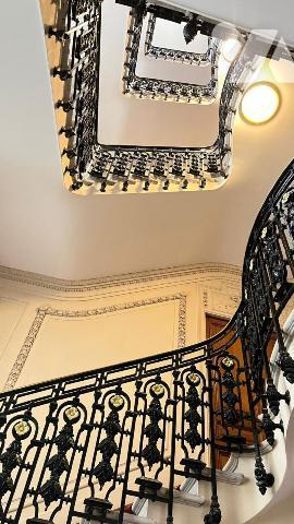 RUE BAYARD PARIS 8EME 3 PIECES 65 m²