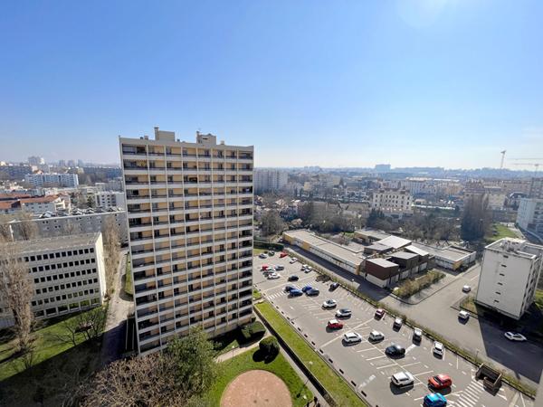 Appartement Villeurbanne T4 de 84.56 m² - étage élevé - cuisine équipée - balcon donnant sur le séjour et les chambres - cave et garage fermé