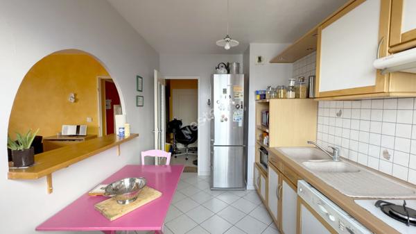 Appartement Villeurbanne T4 de 84.56 m² - étage élevé - cuisine équipée - balcon donnant sur le séjour et les chambres - cave et garage fermé
