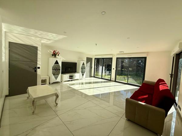 Maison Plain-Pied 125 m² – 4 Chambres – Garage indépendant de 50 m2– Terrain 2110 m² – Piscine