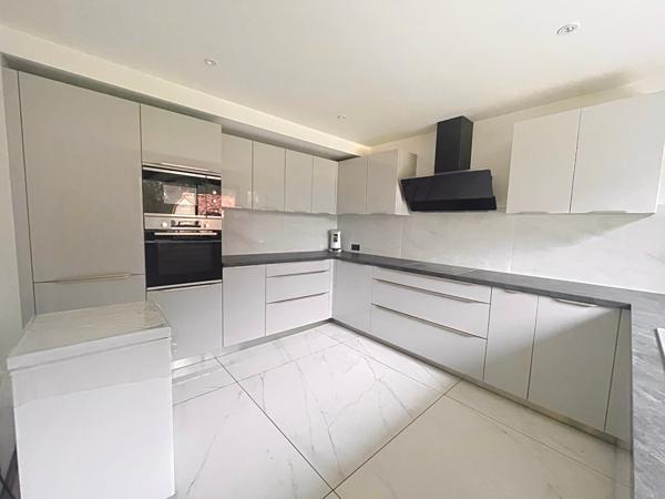 Maison Plain-Pied 125 m² – 4 Chambres – Garage indépendant de 50 m2– Terrain 2110 m² – Piscine