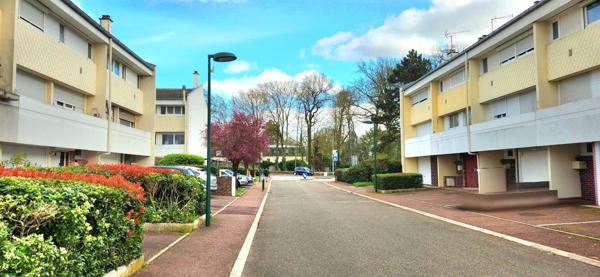 À vendre - Maison mitoyenne 2 côtés, 5 pièces située à Louvres (95380)