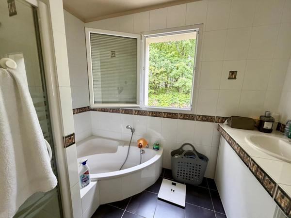 Vente                                                      Maison
                        
                     5 pièces                      120 m2                     à Allassac