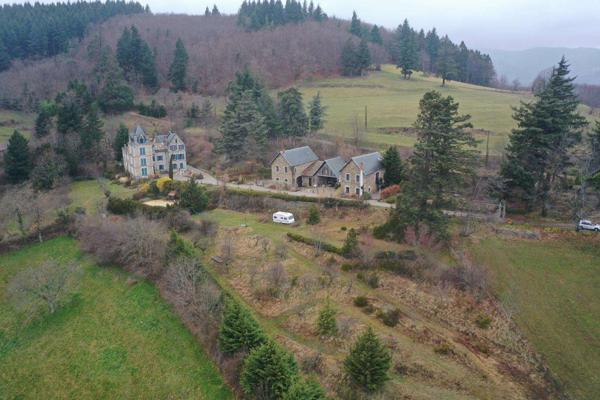 Domaine de château avec gîtes, chambres et camping - aux normes ERP - bon rapport - en pleine nature à 720 m  Saint-Agrève (07320)