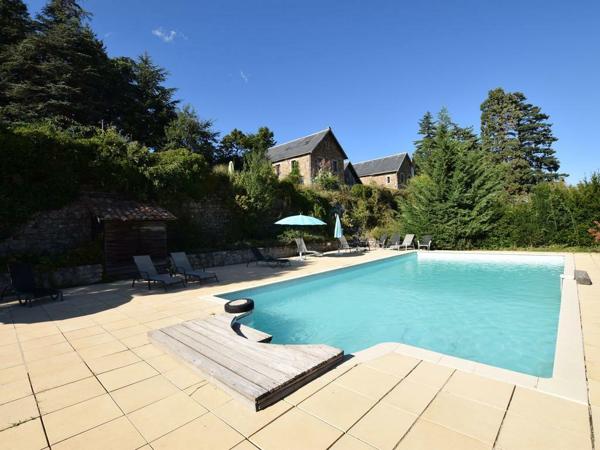 Domaine de château avec gîtes, chambres et camping - aux normes ERP - bon rapport - en pleine nature à 720 m  Saint-Agrève (07320)