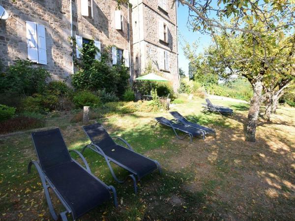 Domaine de château avec gîtes, chambres et camping - aux normes ERP - bon rapport - en pleine nature à 720 m  Saint-Agrève (07320)