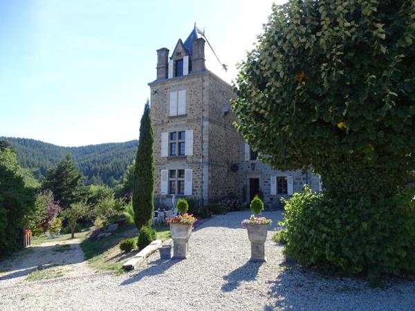 Domaine de château avec gîtes, chambres et camping - aux normes ERP - bon rapport - en pleine nature à 720 m  Saint-Agrève (07320)