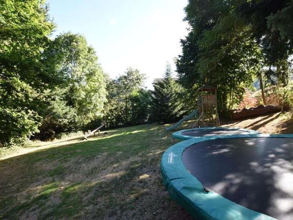 Domaine de château avec gîtes, chambres et camping - aux normes ERP - bon rapport - en pleine nature à 720 m  Saint-Agrève (07320)