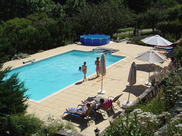 Domaine de château avec gîtes, chambres et camping - aux normes ERP - bon rapport - en pleine nature à 720 m  Saint-Agrève (07320)