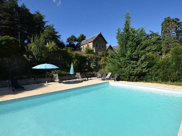 Domaine de château avec gîtes, chambres et camping - aux normes ERP - bon rapport - en pleine nature à 720 m  Saint-Agrève (07320)