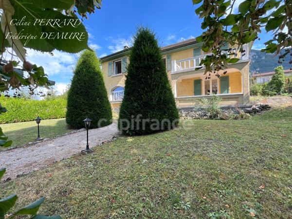 Demeure à vendre COLLONGES SOUS SALEVE (74), piscine, court de tennis, vue lac, jet d'eau, Salève et Jura