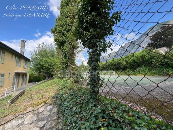 Demeure à vendre COLLONGES SOUS SALEVE (74), piscine, court de tennis, vue lac, jet d'eau, Salève et Jura