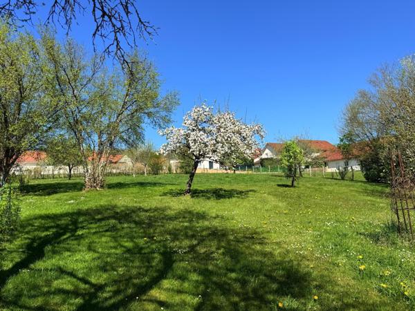 Maison ancienne, 2 chambres, garage, terrain de 20 ares