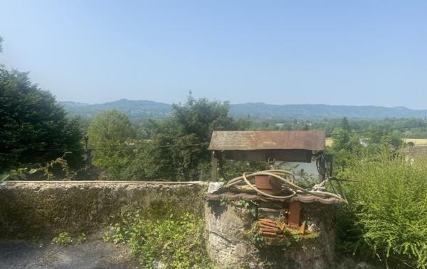 Vente Maison 4 pièces - dépendances - cour Domessin   