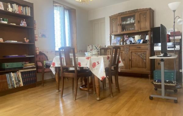 Vente Maison 4 pièces - dépendances - cour Domessin   