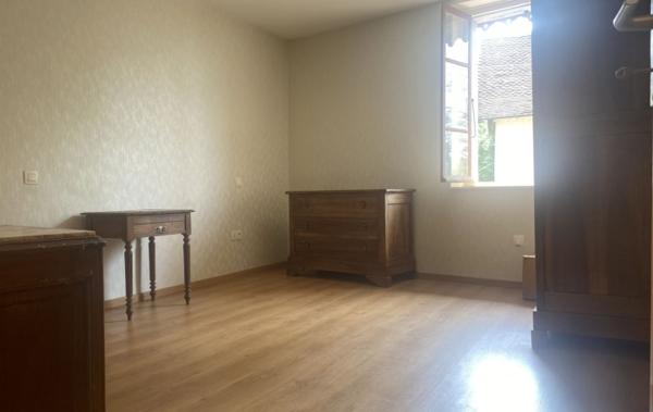 Vente Maison 4 pièces - dépendances - cour Domessin   