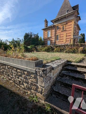 Pavillon élevé sur SS complet et sur étage d'une surface de 130m² sur terrain de 265m²