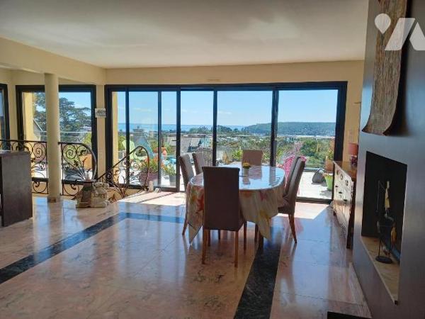 CROZON - VUE MER - A proximité immédiate des services, maison de 2006 en très bon état, sur plu...