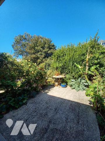 CROZON - VUE MER - A proximité immédiate des services, maison de 2006 en très bon état, sur plu...