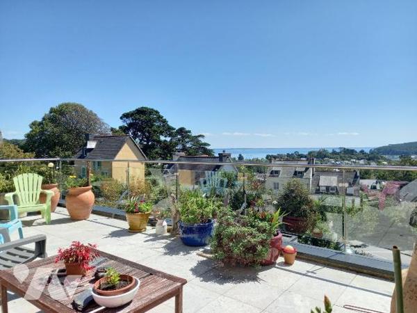 CROZON - VUE MER - A proximité immédiate des services, maison de 2006 en très bon état, sur plu...