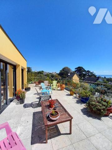 CROZON - VUE MER - A proximité immédiate des services, maison de 2006 en très bon état, sur plu...