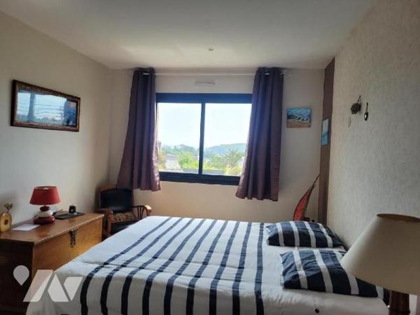 CROZON - VUE MER - A proximité immédiate des services, maison de 2006 en très bon état, sur plu...