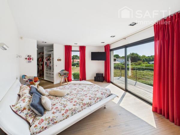 BORDEAUX 20MN - VILLA D'ARCHITECTE SUR LE GOLF - PISCINE - ASCENSEUR - GARAGE - 5 CHAMBRES