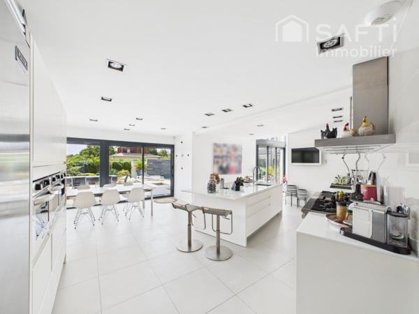 BORDEAUX 20MN - VILLA D'ARCHITECTE SUR LE GOLF - PISCINE - ASCENSEUR - GARAGE - 5 CHAMBRES