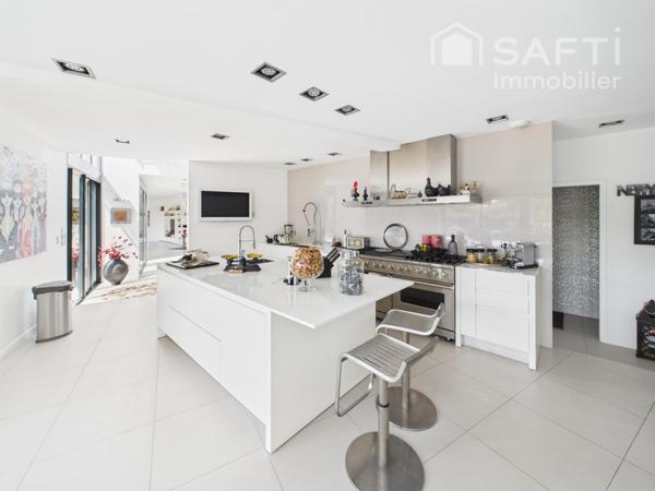 BORDEAUX 20MN - VILLA D'ARCHITECTE SUR LE GOLF - PISCINE - ASCENSEUR - GARAGE - 5 CHAMBRES