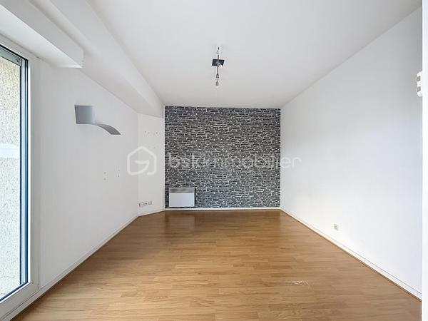 SOUS OFFRE D'ACHAT
Découvrez ce charmant appartement de 30,34 m², idéalement situé au 2ème étage avec ascenseur d'une résidence bien entretenue de 1995, offrant un cadre de vie paisible. Profitez d'une ambiance conviviale et moderne à deux pas du Campus 2, des commerces et des transports.

Ce studio lumineux se distingue par son agencement intelligent, parfait pour un pied-à-terre ou un investissement locatif. Bénéficiez d'une belle terrasse pour savourer des moments de détente à l'air libre.

Bien non-meublé, sans travaux à prévoir et jouit d'une petite copropriété de 90 lots, avec charges annuelles de 1372 €. Profitez de la proximité des transports, des commerces et des écoles, tout en appréciant la tranquillité de cette résidence. Un garage peut être acheté en option. Soyez rassuré, cette copropriété n’est soumise à aucune procédure. Pour plus d'informations, contactez Eric Tirman.