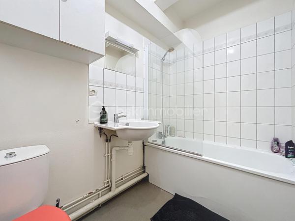 SOUS OFFRE D'ACHAT
Découvrez ce charmant appartement de 30,34 m², idéalement situé au 2ème étage avec ascenseur d'une résidence bien entretenue de 1995, offrant un cadre de vie paisible. Profitez d'une ambiance conviviale et moderne à deux pas du Campus 2, des commerces et des transports.

Ce studio lumineux se distingue par son agencement intelligent, parfait pour un pied-à-terre ou un investissement locatif. Bénéficiez d'une belle terrasse pour savourer des moments de détente à l'air libre.

Bien non-meublé, sans travaux à prévoir et jouit d'une petite copropriété de 90 lots, avec charges annuelles de 1372 €. Profitez de la proximité des transports, des commerces et des écoles, tout en appréciant la tranquillité de cette résidence. Un garage peut être acheté en option. Soyez rassuré, cette copropriété n’est soumise à aucune procédure. Pour plus d'informations, contactez Eric Tirman.