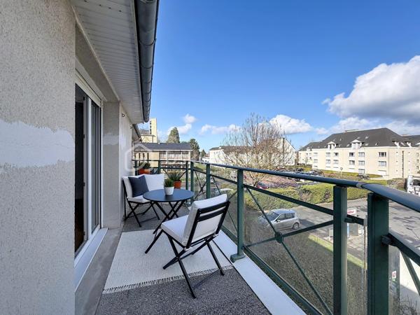 SOUS OFFRE D'ACHAT
Découvrez ce charmant appartement de 30,34 m², idéalement situé au 2ème étage avec ascenseur d'une résidence bien entretenue de 1995, offrant un cadre de vie paisible. Profitez d'une ambiance conviviale et moderne à deux pas du Campus 2, des commerces et des transports.

Ce studio lumineux se distingue par son agencement intelligent, parfait pour un pied-à-terre ou un investissement locatif. Bénéficiez d'une belle terrasse pour savourer des moments de détente à l'air libre.

Bien non-meublé, sans travaux à prévoir et jouit d'une petite copropriété de 90 lots, avec charges annuelles de 1372 €. Profitez de la proximité des transports, des commerces et des écoles, tout en appréciant la tranquillité de cette résidence. Un garage peut être acheté en option. Soyez rassuré, cette copropriété n’est soumise à aucune procédure. Pour plus d'informations, contactez Eric Tirman.