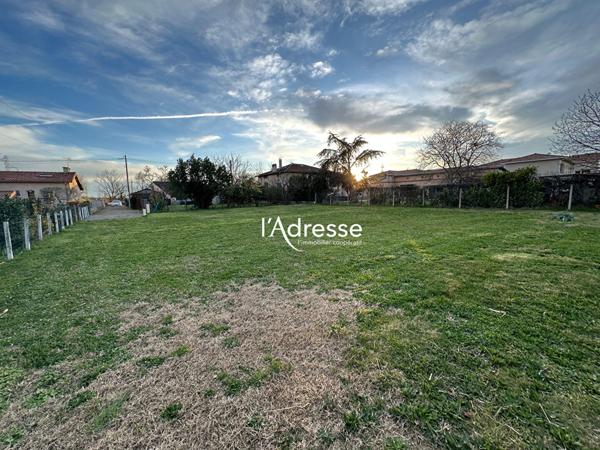 Exclusivité L'Adresse Immobilier - Roques - Terrain Plat borné et viabilisé - 953m2