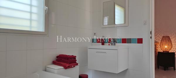 Villa contemporaine T6 de 193m² habitables à 500m de la plage à Sanary-sur-mer 83 110 (Var).