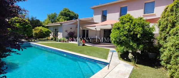 Villa contemporaine T6 de 193m² habitables à 500m de la plage à Sanary-sur-mer 83 110 (Var).