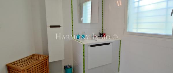 Villa contemporaine T6 de 193m² habitables à 500m de la plage à Sanary-sur-mer 83 110 (Var).