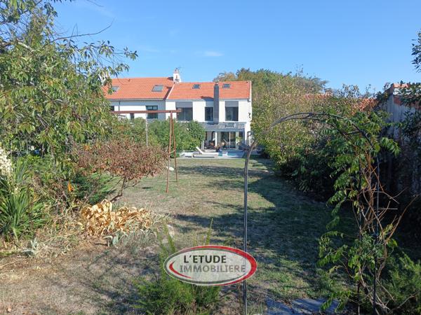 Sainte-Luce-sur-Loire: Maison familiale rénovée avec piscine au cœur du bourg