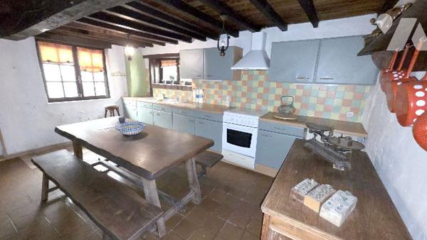 SEMI INDIVIDUELLE PLEINE DE CHARME A RENOVER