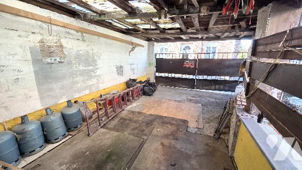 SEMI INDIVIDUELLE PLEINE DE CHARME A RENOVER