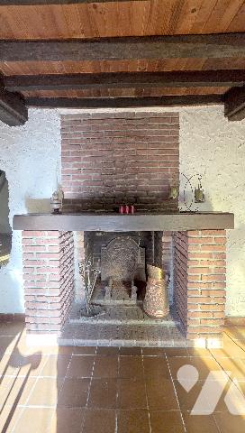 SEMI INDIVIDUELLE PLEINE DE CHARME A RENOVER