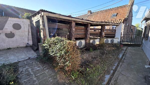 SEMI INDIVIDUELLE PLEINE DE CHARME A RENOVER