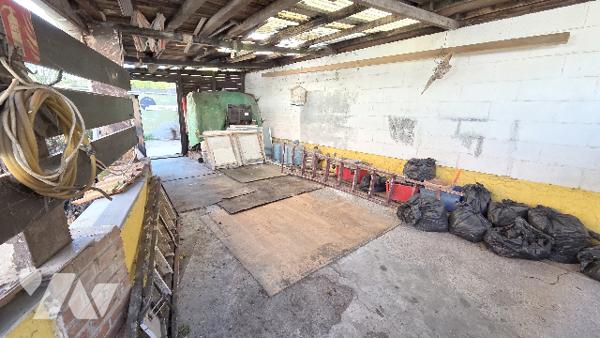 SEMI INDIVIDUELLE PLEINE DE CHARME A RENOVER