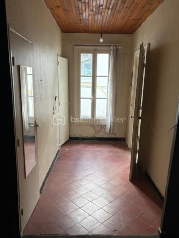 Au cœur du quartier Haut de Sète, secteur particulièrement recherché pour son charme et son emplacement, découvrez cet appartement de type T2  situé au 2e étage, développant 28,97 m² loi Carrez.
Il se compose actuellement d'un séjour/cuisine de 11,41 m², d'une chambre de 7,91 m², d'une pièce supplémentaire de 5,97 m², d'une salle d'eau de 2,86 m² et d'un WC.
L'appartement est à rénover entièrement. Des travaux importants sont à prévoir, permettant en contrepartie de repartir d'une base à réaménager et à moderniser selon son propre projet.
Une opportunité intéressante pour un investisseur, un premier achat ou la création d'un pied-à-terre à Sète, bénéficiant avant tout d'un emplacement recherché.