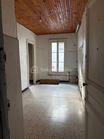 Au cœur du quartier Haut de Sète, secteur particulièrement recherché pour son charme et son emplacement, découvrez cet appartement de type T2  situé au 2e étage, développant 28,97 m² loi Carrez.
Il se compose actuellement d'un séjour/cuisine de 11,41 m², d'une chambre de 7,91 m², d'une pièce supplémentaire de 5,97 m², d'une salle d'eau de 2,86 m² et d'un WC.
L'appartement est à rénover entièrement. Des travaux importants sont à prévoir, permettant en contrepartie de repartir d'une base à réaménager et à moderniser selon son propre projet.
Une opportunité intéressante pour un investisseur, un premier achat ou la création d'un pied-à-terre à Sète, bénéficiant avant tout d'un emplacement recherché.