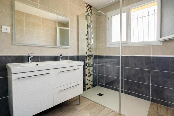 Maison 5 Pièces de 92 m2 avec piscine et garages à Laboutarié 81120