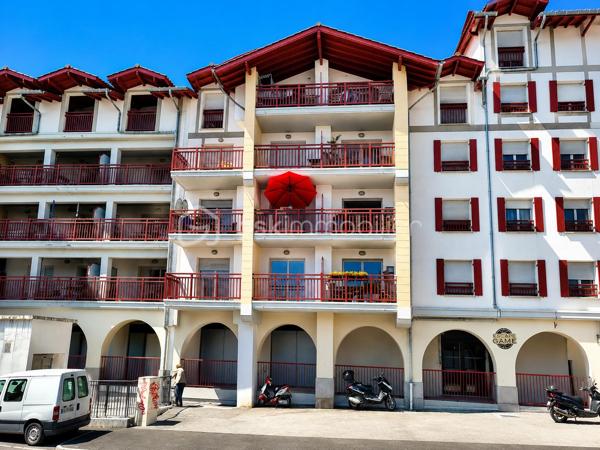 Vous recherchez un pied-à-terre au Pays Basque, un premier achat ou un investissement locatif rentable à Hendaye ?
Découvrez ce charmant T1 d’environ 32 m² situé au 3ᵉ étage d’une résidence récente de 2018, sécurisée et équipée d’un ascenseur.

Dès l’entrée, vous apprécierez sa pièce de vie lumineuse de 26,58 m² avec coin cuisine ouvert, pensée pour offrir un espace à la fois fonctionnel et agréable au quotidien.
Grâce à son exposition sud-est, l’appartement bénéficie d’une belle luminosité naturelle tout au long de la journée.

Le séjour s’ouvre sur un balcon de 5 m², idéal pour profiter d’un café au soleil, d’un moment de détente ou d’un extérieur facile à vivre.

Une salle d’eau avec WC de 5,32 m² complète ce bien parfaitement optimisé.

✅ Les atouts du bien :
Balcon exposé sud-est
Menuiseries PVC double vitrage
Volets roulants
VMC hygroréglable
DPE C (128 kWh/m²/an)

Situé dans un environnement agréable, ce studio permet de profiter pleinement du cadre de vie hendayais : plages, commerces, gare, Espagne et commodités accessibles rapidement.
Hendaye séduit autant pour une résidence principale que pour un investissement locatif grâce à son dynamisme, son attractivité touristique et sa qualité de vie entre océan et montagne.

Que vous soyez investisseur, primo-accédant ou à la recherche d’un pied-à-terre au Pays Basque, ce bien coche de nombreuses cases.
Contactez-moi dès maintenant pour obtenir plus d’informations ou organiser une visite.

(Inter-agence sur tous mes dossiers.
Disponible par téléphone 7j/7, pour les clients avec dossier financier validé.
Accompagnement possible avec conseiller financier en amont si nécessaire)